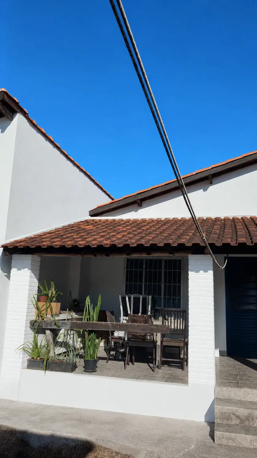 Simulação de acabamento da mesma varanda, com os pilares de tijolo pintados em branco.